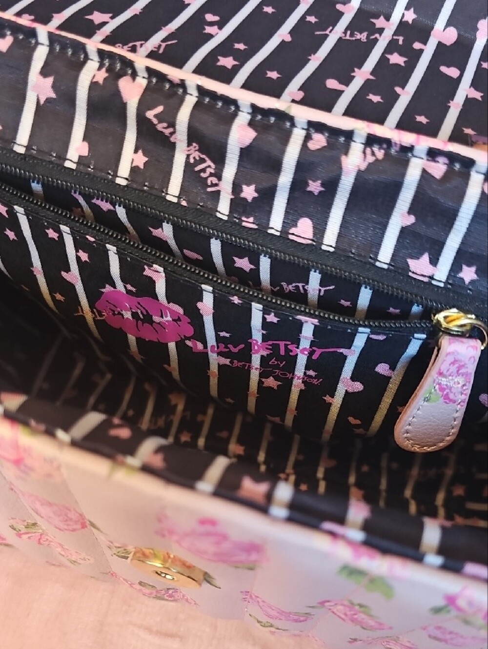 Betsey Johnson Floral Quilted Purse in Pink and Cream - Comes With 1 Free Charm - Picture 8 of 8